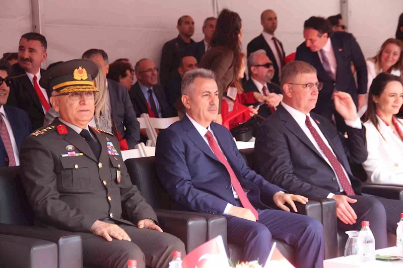 İzmir’de 23 Nisan kutlamalarından renkli görüntüler
