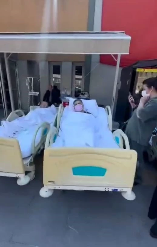 Depremin ardından hastalar sedyelerle tahliye edildi
