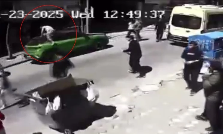 Zeytinburnu’nda deprem esnasında balkondan atlayan genç arabanın üzerine düştü: O anlar kamerada
