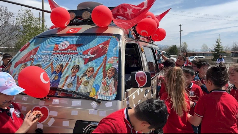 23 Nisan’da çocuklara kek dolu araçla tatlı sürpriz yapıldı
