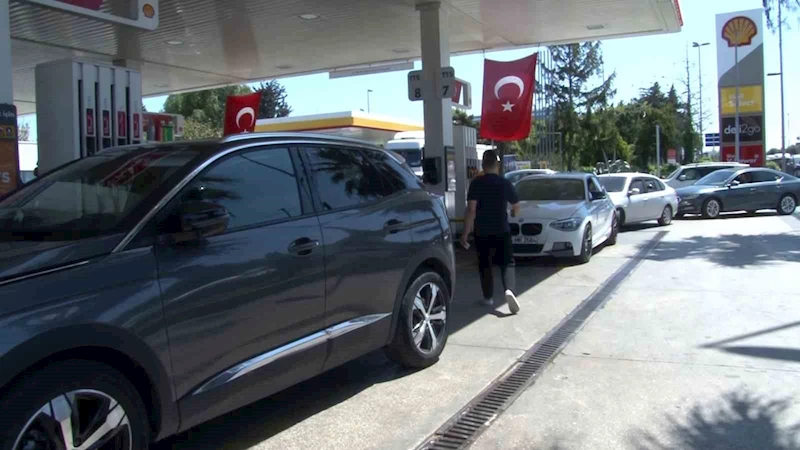 İstanbul’da deprem nedeniyle eve giremeyen vatandaşlar akaryakıt istasyonlarına akın etti
