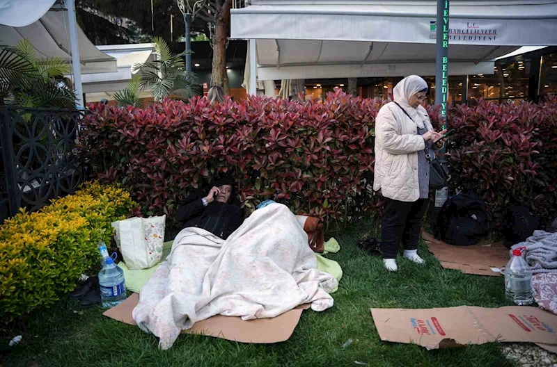 İstanbullular geceyi parkta kurdukları çadırlarda geçiriyor
