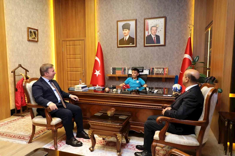 Vali Aydoğdu 23 Nisan’da makam koltuğunu çocuklara devretti
