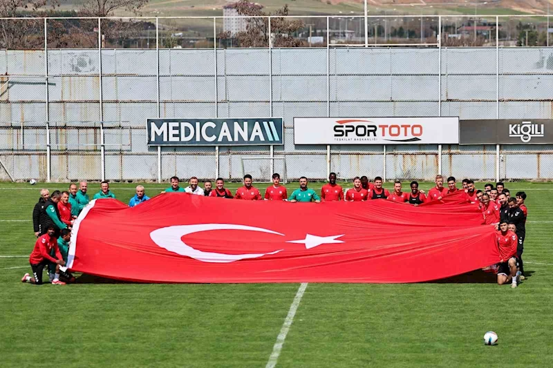 Sivasspor antrenmanda dev Türk bayrağı açtı
