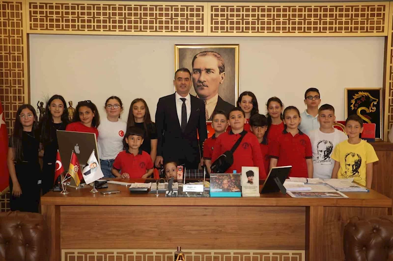 Başkan Arıcı makamını çocuklara emanet etti
