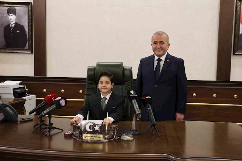 Vali koltuğuna oturan minik Mustafa’nın ilk talimatı emniyet müdürüne oldu
