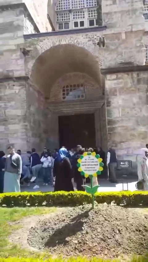 Ayasofya’da depreme yakalananlar kendilerini panikle dışarı attı
