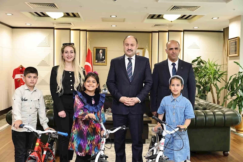 Gülpınar öğrencileri makamında ağırladı
