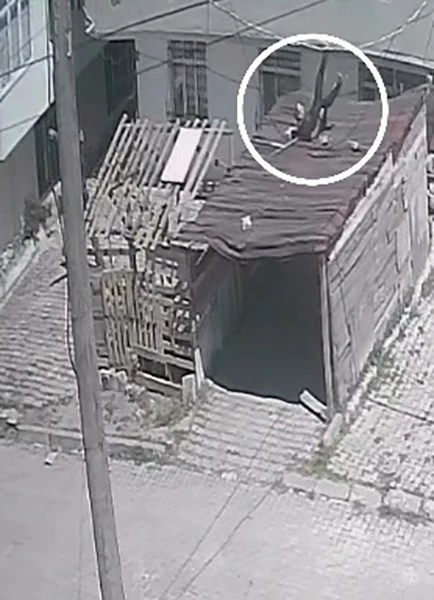 Deprem esnasında evinden garajın üzerine atladı

