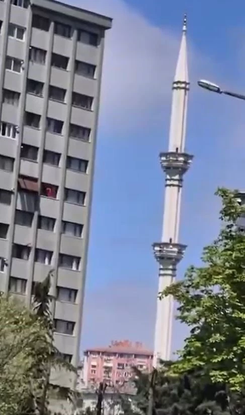 Beylikdüzü’nde minarenin sallanma anı cep telefonu kamerasında
