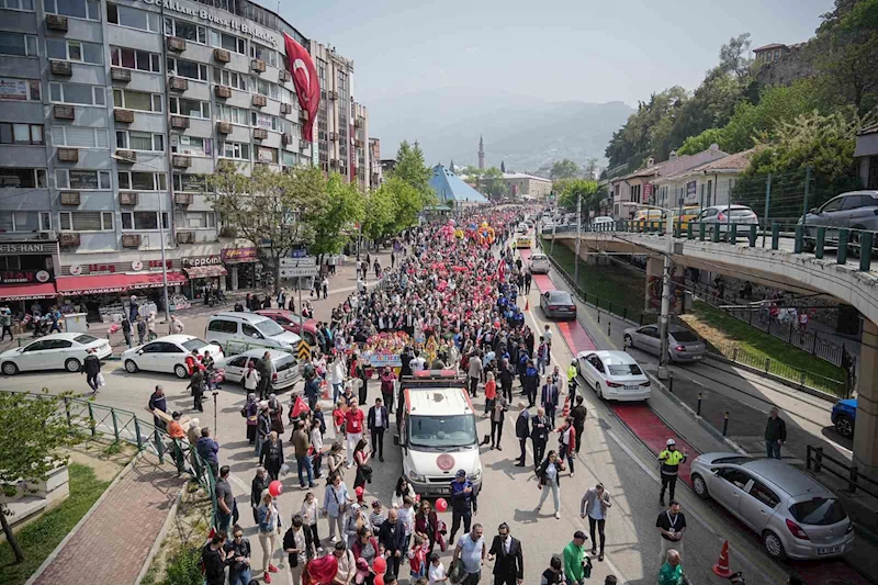 23 Nisan’da binlerce çocuk ellerinde bayraklarla yürüdü
