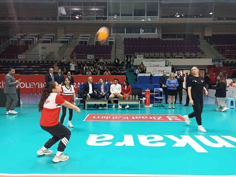 RTÜK Başkanı Şahin, Türkiye Voleybol Federasyonu’nda çocuklarla bir araya geldi
