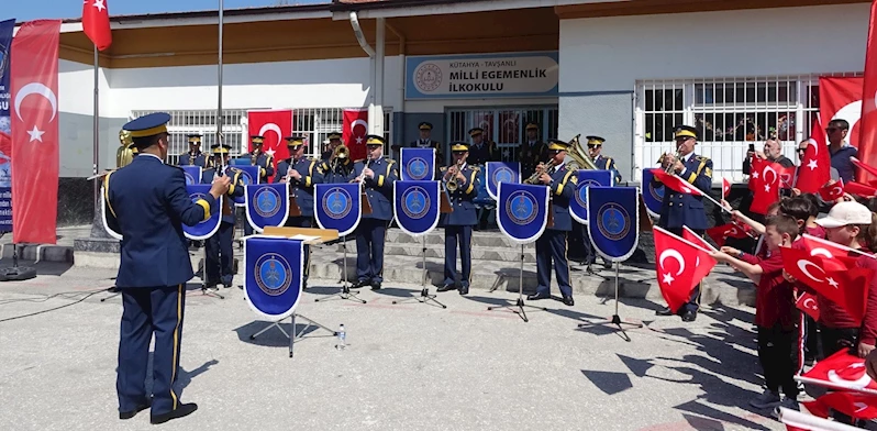 Kütahya Hava Eğitim Komutanlığı Bandosu’ndan Tavşanlı’da 23 Nisan coşkusu
