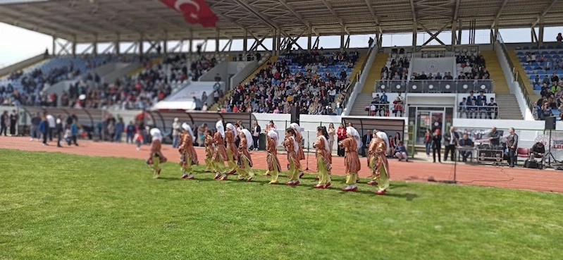 Devrek’te 23 Nisan Çocuk Bayramında minik Ayla folklor grubuna eşlik etti
