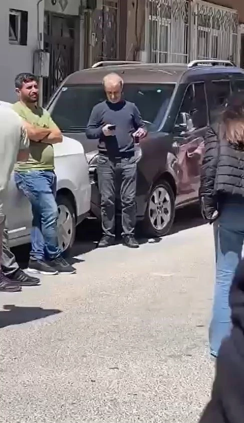 Herkes panik haldeyken bardağıyla sokağa çıkan adam çayını yudumladı
