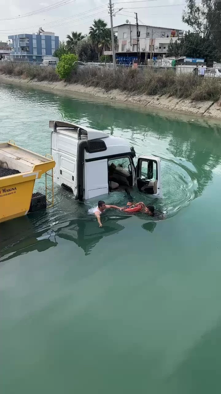 Adana’da tır sulama kanalına düştü, 2 kişi kurtarıldı
