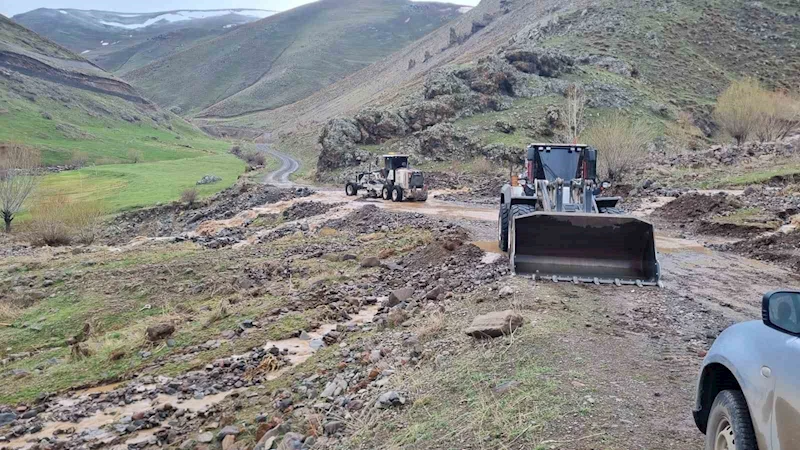 Iğdır‘da sağanak yağış sonrası kapanan köy yolları açıldı
