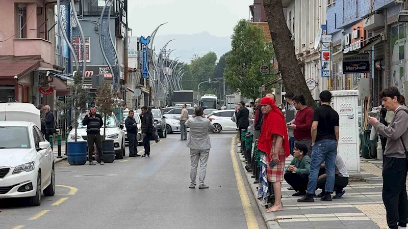 Depreme hamamda yakalandı, sokağa peştamalla çıktı
