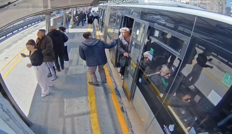 İstanbul’da metrobüste deprem anı: Araç beşik gibi sallandı
