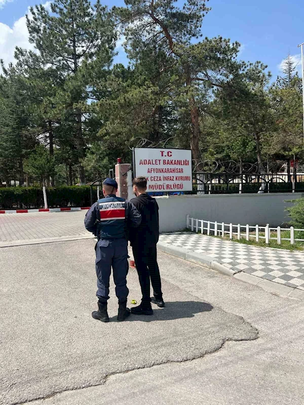 Uyuşturucu suçundan aranan şahsı jandarma yakaladı
