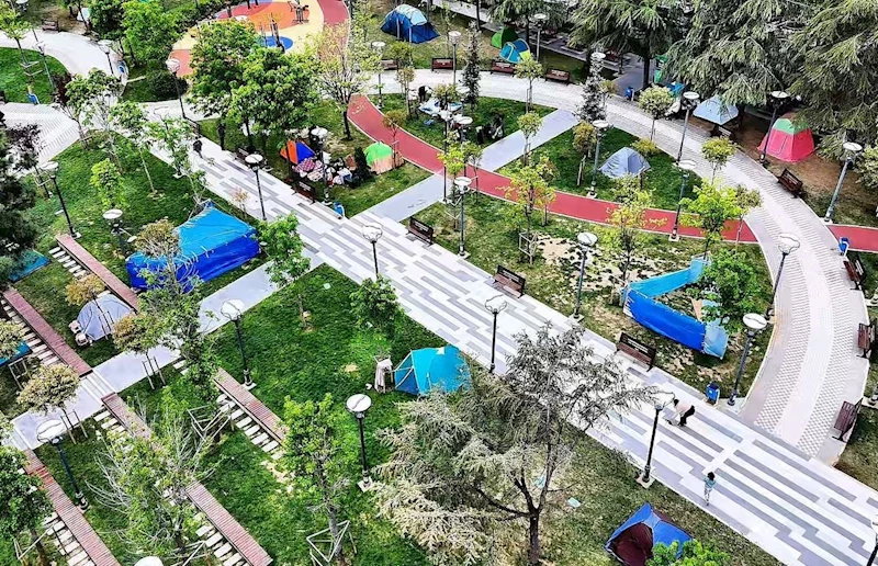 Vatandaşlar yeni güne park ve çadırlarda uyandı
