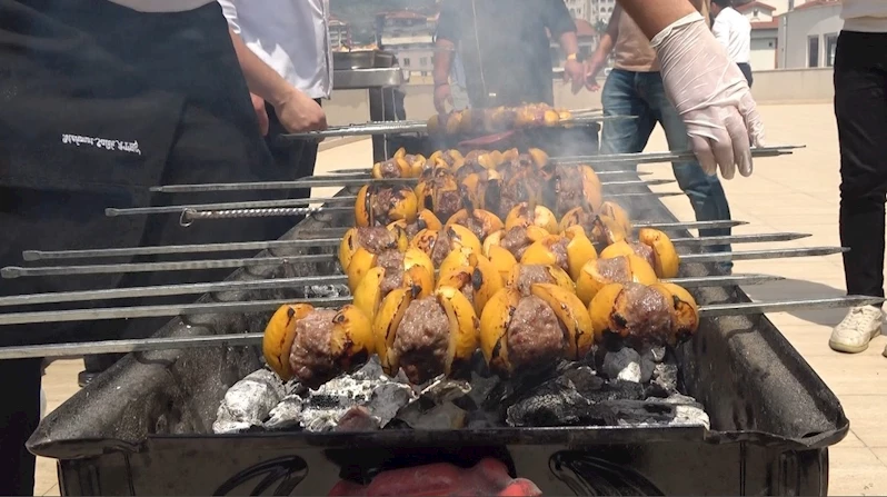 Mangallar yakıldı, muşmulanın da kebabı yapıldı
