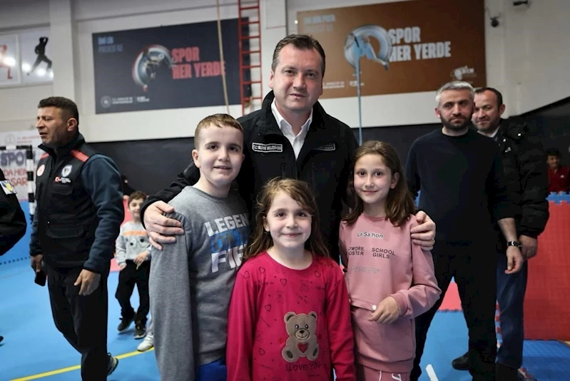 Silivri Belediye Başkanı Balcıoğlu, deprem sonrası Alibey Kapalı Spor Salonu’nu ziyaret etti

