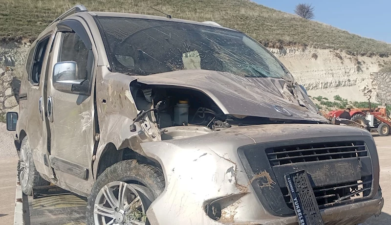 Ankara’da kontrolden çıkan otomobilin devrilmesi sonucu 2 kişi yaralandı
