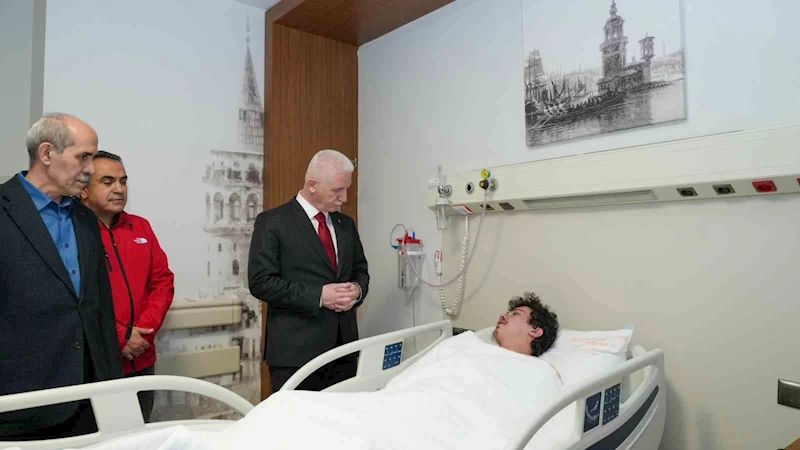 İstanbul Valisi Davut Gül depremde yaralanan vatandaşları ziyaret etti
