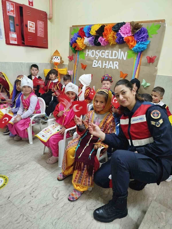Jandarma’dan miniklere bayram sürprizi
