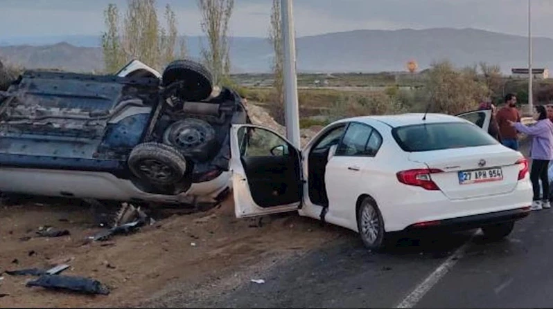 İki otomobil kafa kafaya çarpıştı: 3 yaralı

