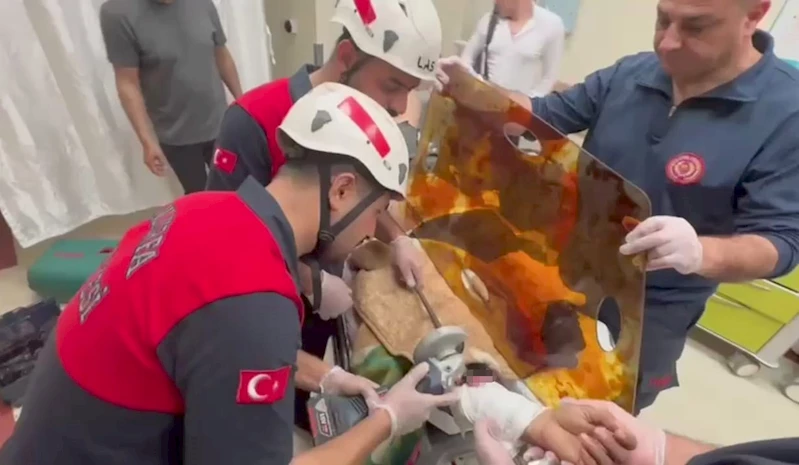 Koluna saplanan demir şişle ameliyata alındı
