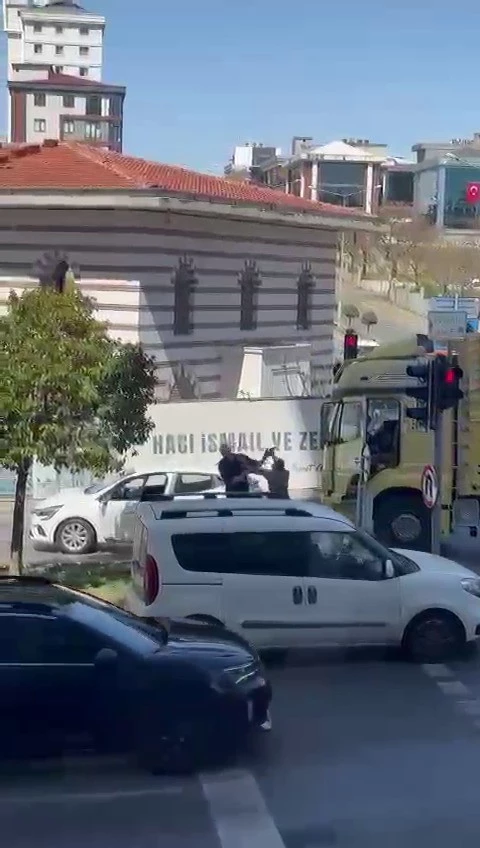 Ümraniye’de trafikte dehşet: Kamyon şoförü çekiçle saldırdı
