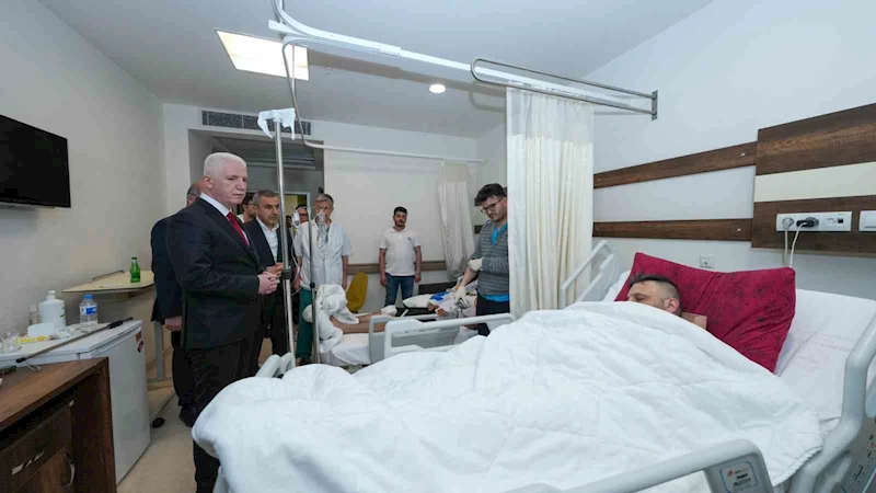 İstanbul Valisi Davut Gül depremde yaralanan vatandaşları hastanede ziyaret etti
