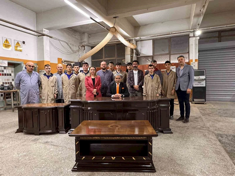 Süper Vali Yazıcıoğlu’nun makam masası, öğrenciler tarafından restore edildi
