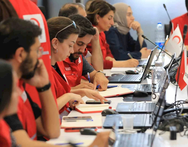 Kızılay’dan İstanbul’da deprem sonrası evlerine giremeyen vatandaşlara beslenme desteği

