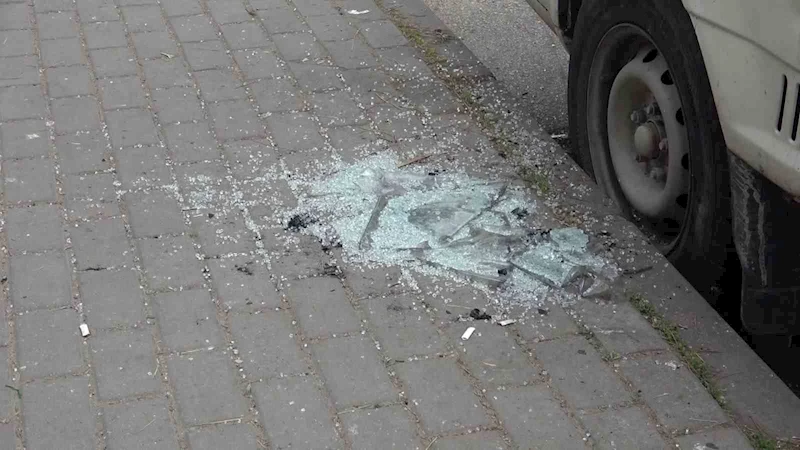 11 kere evin camını kırdı, yetmedi abisinin aracını yakmaya çalıştı..

