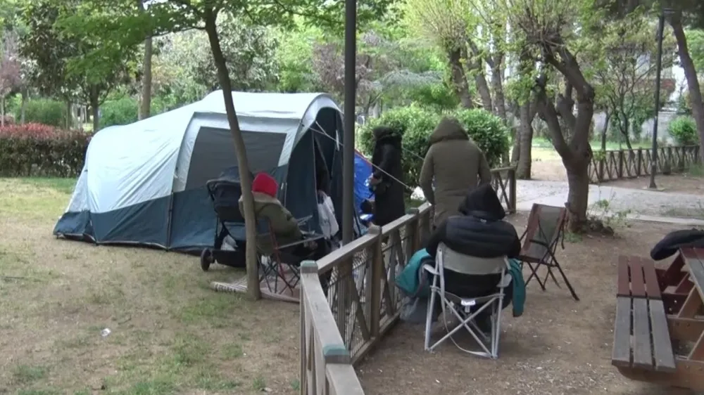 Deprem korkusu yaşayan İstanbullular geceyi çadırlarda geçirdi