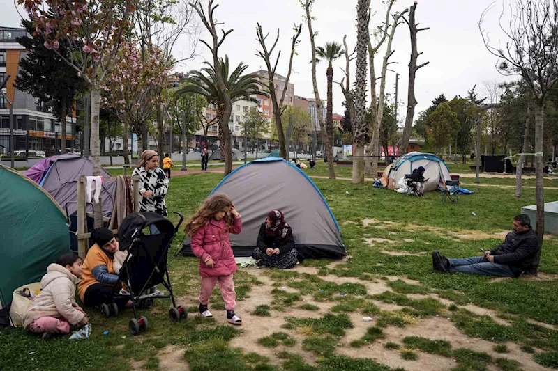 Konya Büyükşehir Belediyesi’nden parkta çadır kuran vatandaşlara yemek ikramı
