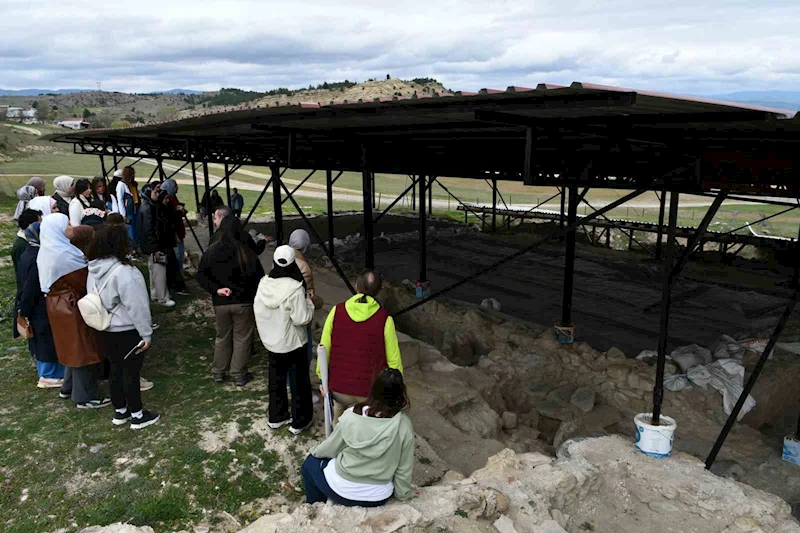 Üniversite öğrencileri kamp yaparak doğal güzellikleri gördü, sahilde çöp topladı
