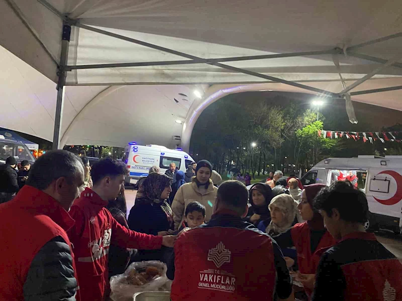 Vakıflar’dan depremin ardından geceyi parkta geçiren vatandaşlara ikram
