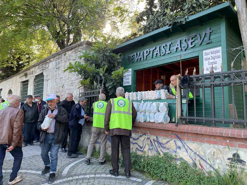İstanbul Tophane’de her gün 250 kişiye sıcak yemek ikramı
