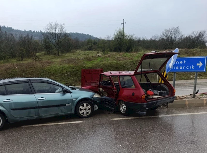 Tavşanlı’da iki otomobil çarpıştı: 1 ölü, 1 yaralı
