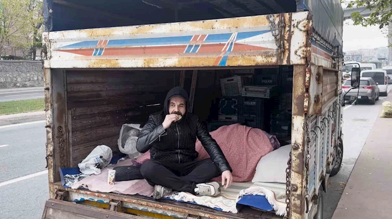 İstanbullular geceyi çadırda geçirdi, bir aile ise kamyonda kaldı
