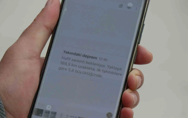 Deprem öncesinde telefonuna gelen uyarı ile dışarı çıkıp o anları kayıt altına aldı
