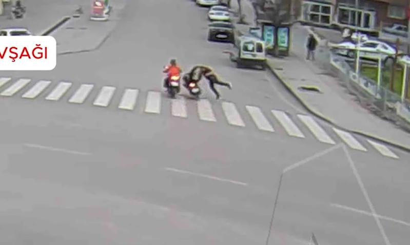 Motosiklet yayaya, ticari taksi elektrikli skutere çarptı: Kaza anları kamerada
