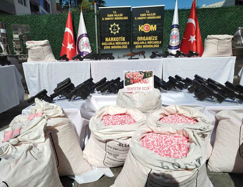 İzmir polisinden 4 gün süren dev operasyon: 1 milyondan fazla uyuşturucu hap ve 437 adet tabanca ele geçirildi
