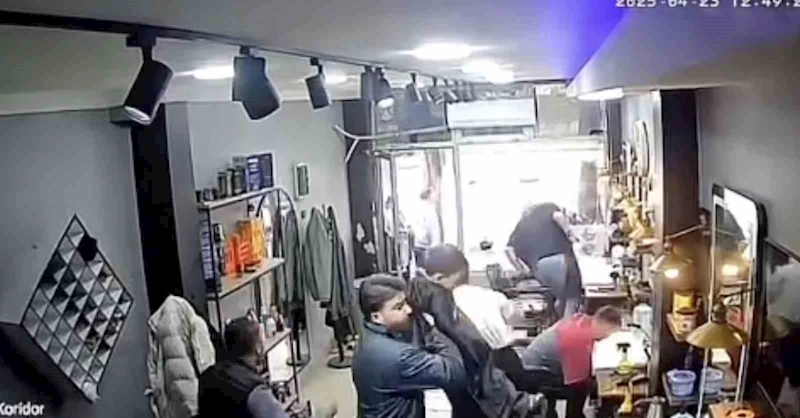 Arnavutköy’de deprem esnasında berber tıraş ettiği çocuğu omuzlayarak dışarı çıktı
