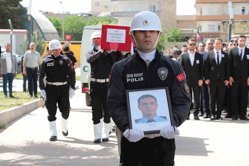 Cizre’de trafik kazasında şehit olan polis memuru son yolculuğuna uğurlandı
