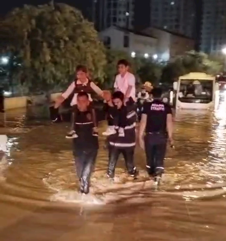 Adana’da yağmur nedeniyle serviste mahsur kalan çocuklar böyle kurtarıldı
